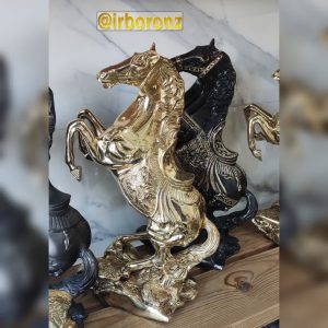 مجسمه اسب برنجی نعره کش قلم خورده