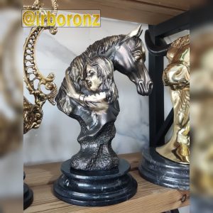 مجسمه دختر و اسب برنجی رنگ آنتیک پایه سنگ مشکی