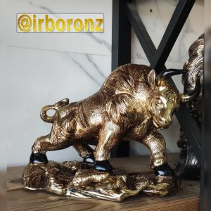 مجسمه گاو وحشی برنجی بزرگ